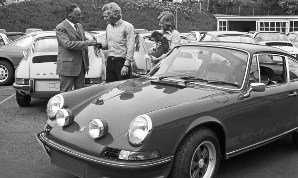 Porsche eigenaren halen al 70 jaar hun nieuwe auto op bij de Porschefabriek in Stuttgart