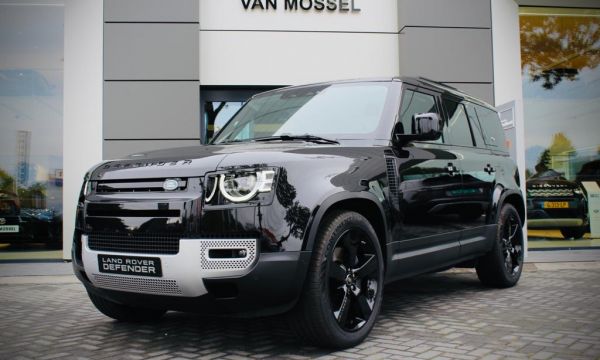 LAND ROVER DEFENDER P400E PLUG‑IN HYBRID EN DEFENDER 90 IN DE SHOWROOM
