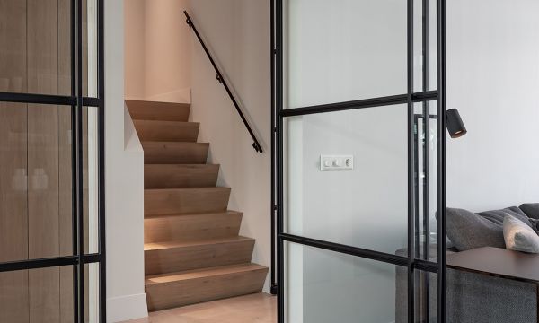 Met de deur in huis