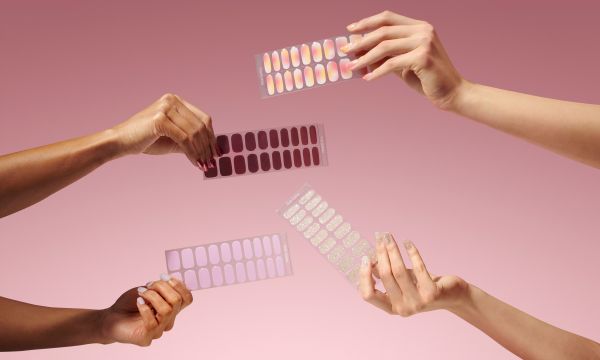 Pick, stick, shine: Luxueuze nagels in een handomdraai.