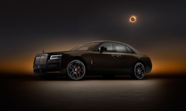 Rolls-Royce viert 10-jarig jubileum van Black Badge: het transformatieve alter ego