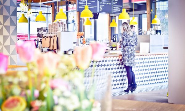 Foodplaza langs de snelweg