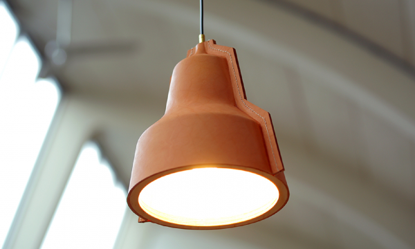 Vergeten ambacht herleeft in lederen hanglamp