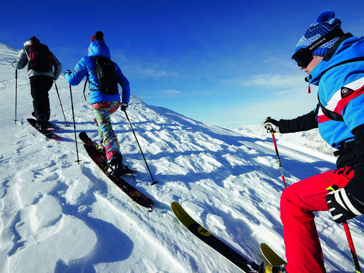 Bogner staat voor outdoor luxury. Dat betekent de mooiste jassen en outfi ts, bijzondere details, luxe stoffen, technische perfectie, optimale belijning en een buitengewoon prettig draagcomfort.