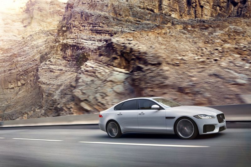 De nieuwe Jaguar XF zet nieuwe maatstaven in het zakelijke segment. Door zijn aluminium constructie is hij tot 190 kilogram lichter dan zijn voorganger.