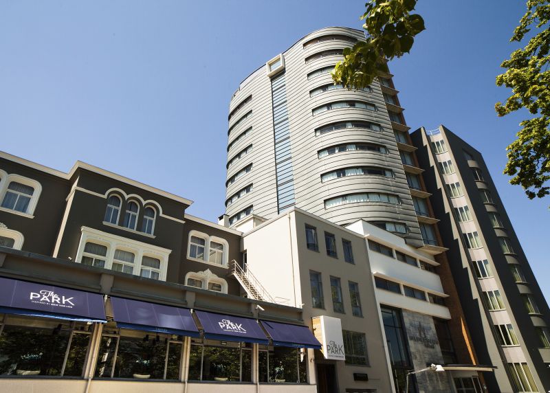 In het culturele hart van Rotterdam worden wij aangenaam verrast door de gigantische metamorfose die het Bilderberg Parkhotel heeft ondergaan.