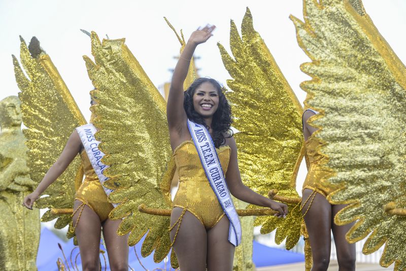 Het carnaval is het grootste feest van het jaar op Curaçao. Het evenement duurt bijna twee maanden en tijdens het hoogtepunt – de Gran Marcha – staan tienduizenden toeschouwers langs de weg om de kleurrijke stoet gade te slaan.